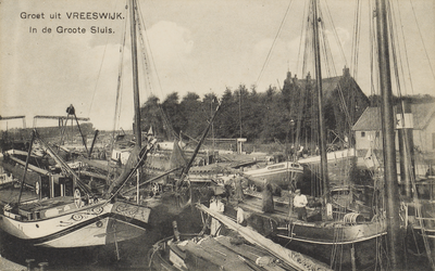 130370 Afbeelding van schepen in de Koninginnensluis te Vreeswijk.N.B. De gemeente Vreeswijk is per 1 juli 1971 gevoegd ...